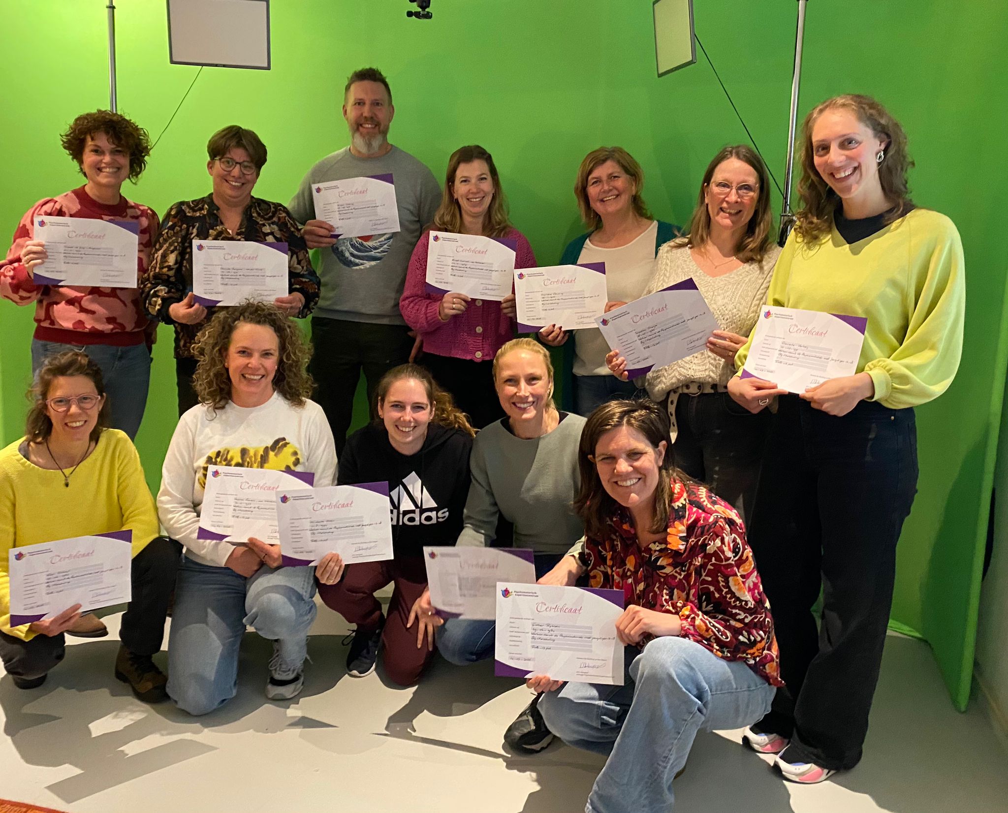 Cursisten ontvangen certificaat PM werken met jeugdigen 12-18